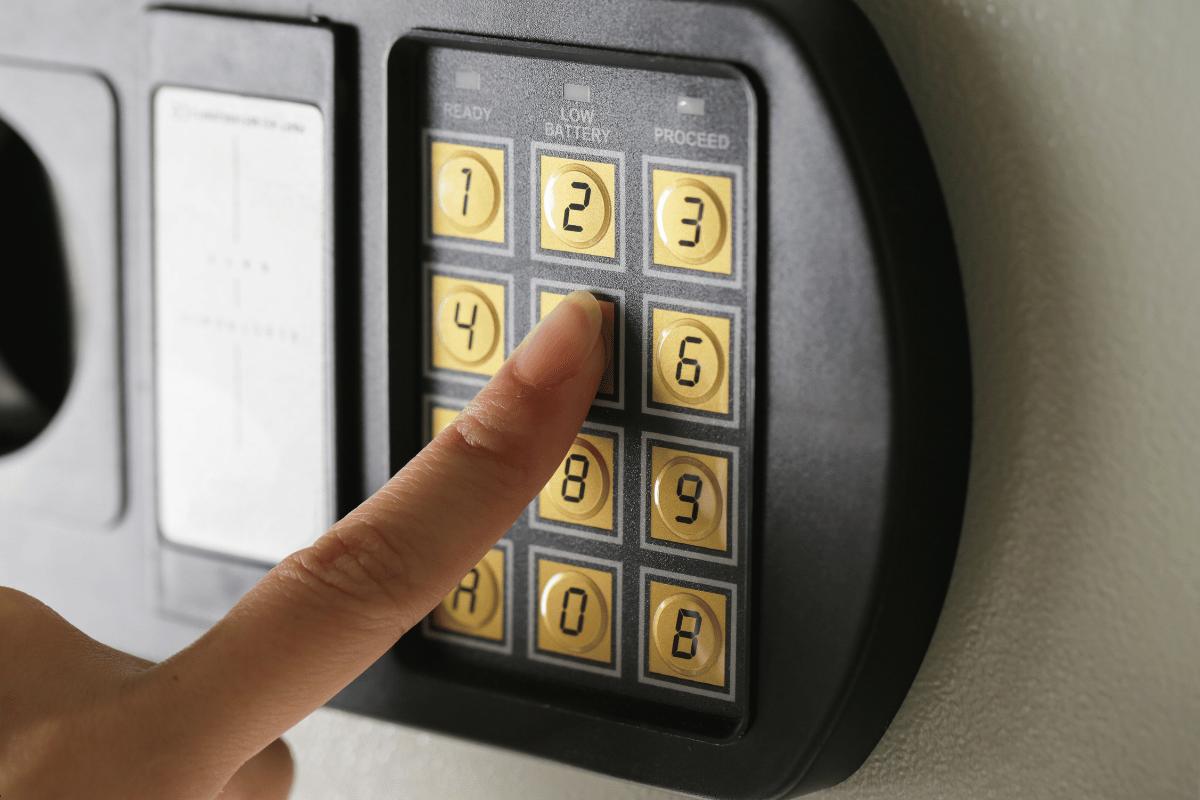 Compact hotel safe with emergency override keys