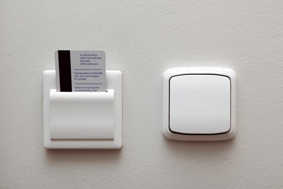 Keycard energy control system for sustainable hotel operations